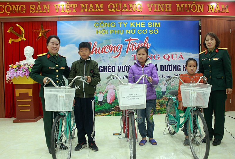 Hội phụ nữ Công ty Khe Sim trao tặng xe đạp cho các em học sinh có hoàn cảnh khó khăn xã Dương Huy