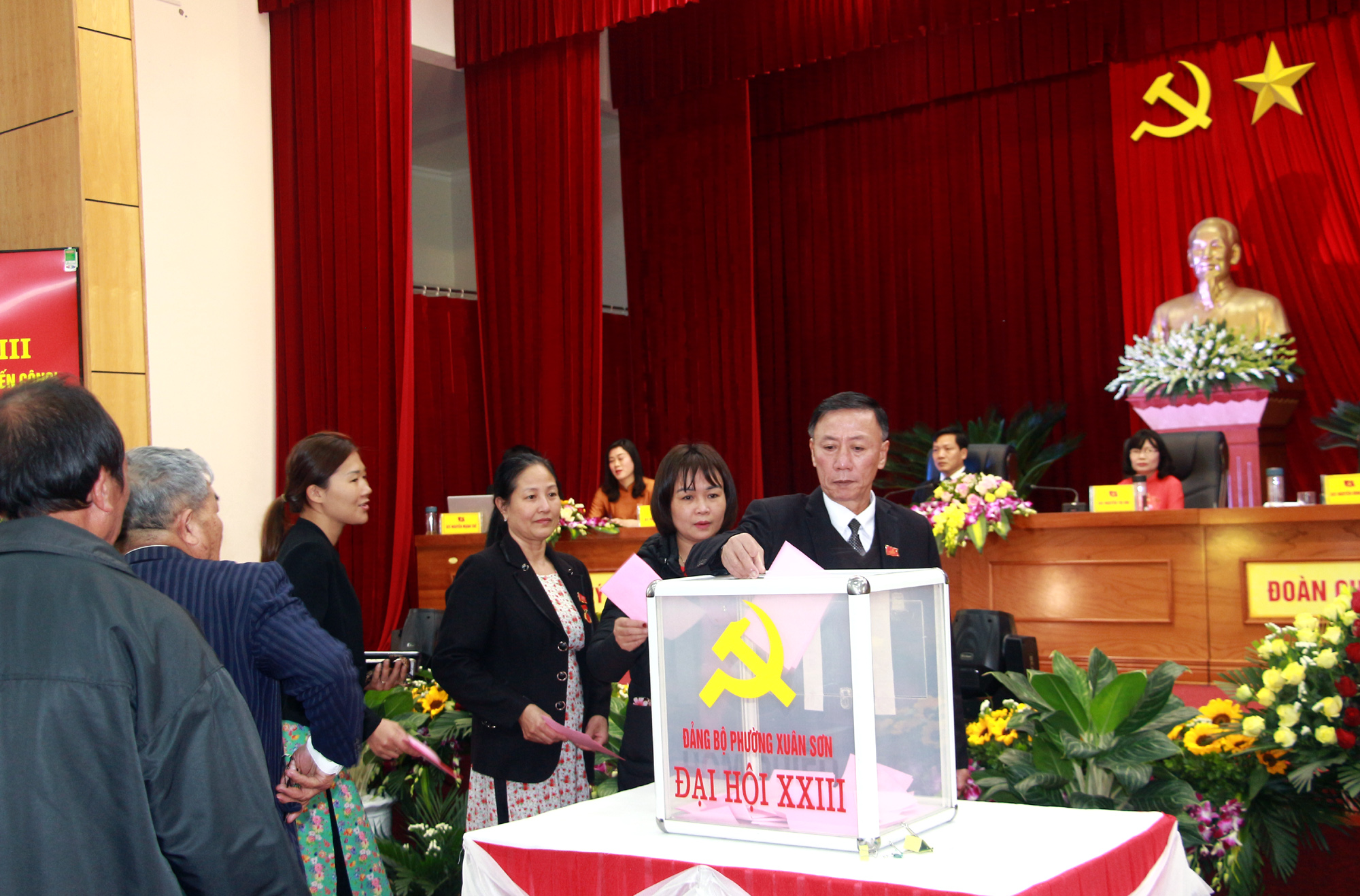 Các đại biểu bỏ phiếu bầu Bí thư Đảng ủy và Ban Chấp hành Đảng bộ phường Xuân Sơn lần thứ XXIII, nhiệm kỳ 2020-2025.