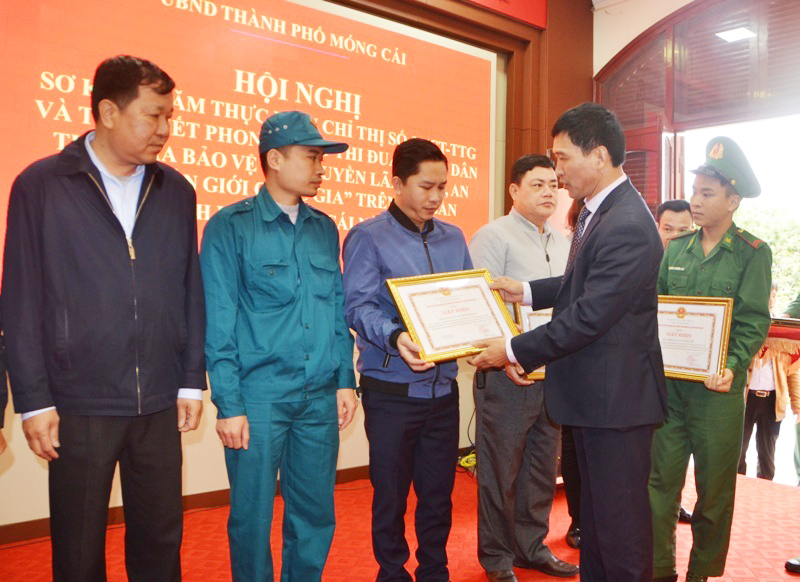 Đồng chí Nguyễn Tiến Dũng, Chủ tịch UBND TP Móng Cái, trao giấy khen cho các cá nhân có thành tích xuất sắc.