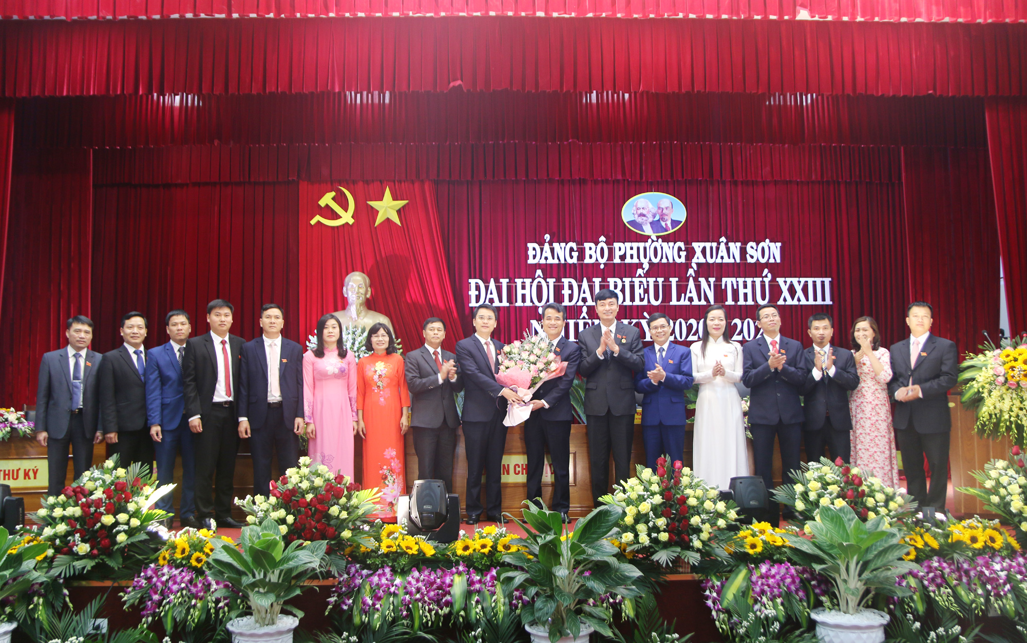 Lãnh đạo TX Đông Triều tặng hoa chúc mừng Ban Chấp hành Đảng bộ phường Xuân Sơn lần thứ XXIII, nhiệm kỳ 2020-2025. Ảnh: Mạnh Trường