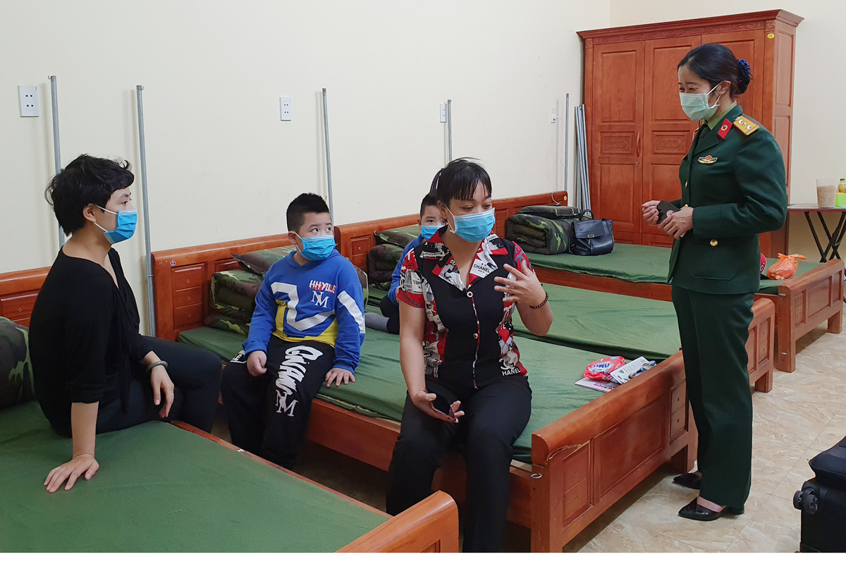 Thượng úy Bùi Thị Thắm, nhân viên quân y Trường Quân sự tỉnh (Bộ CHQS tỉnh) thường xuyên thăm hỏi các công dân đang cách ly tại Trường Quân sự tỉnh.