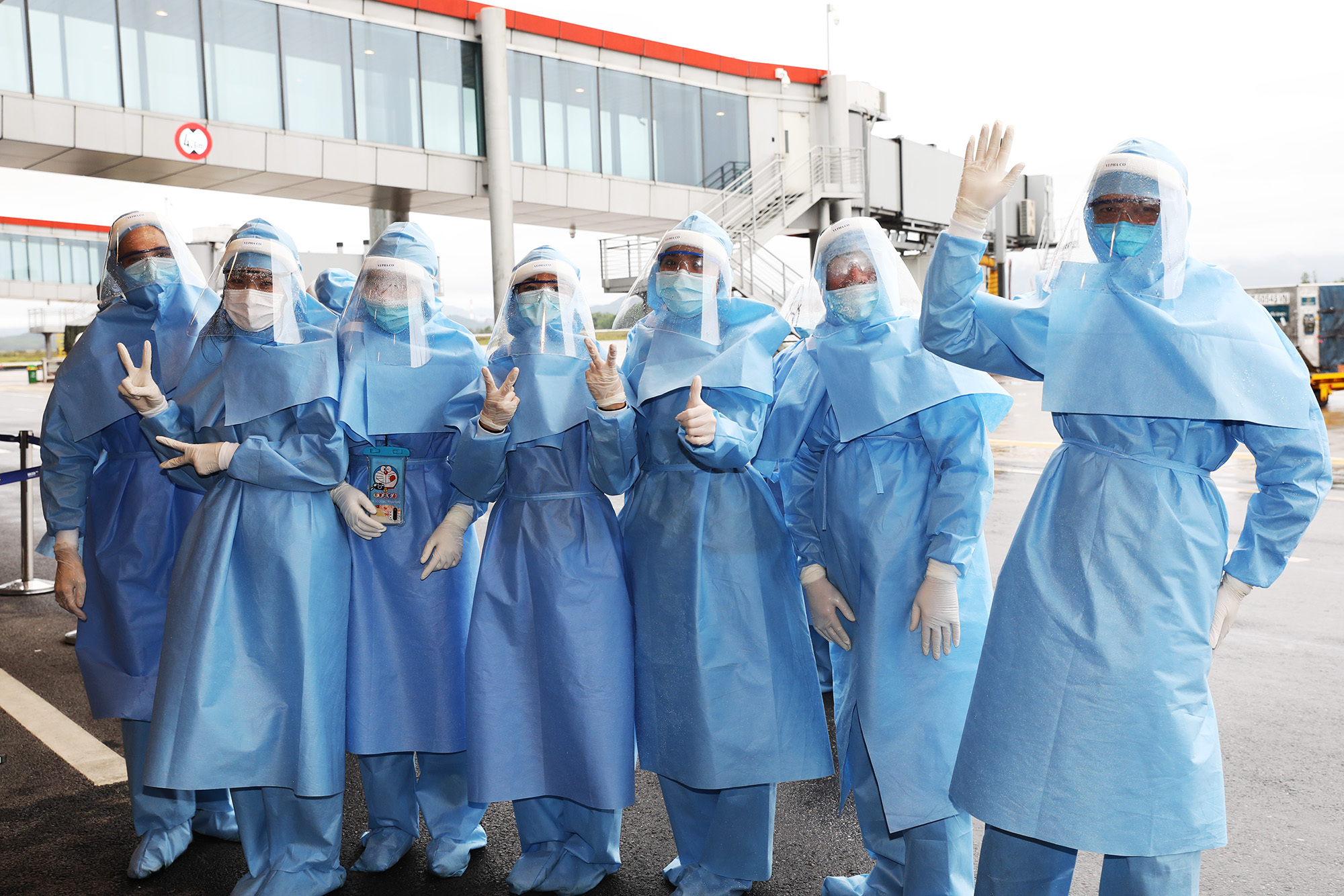  Crew members are provided with special protective clothing during their flights and medical checks at Van Don International Airport.