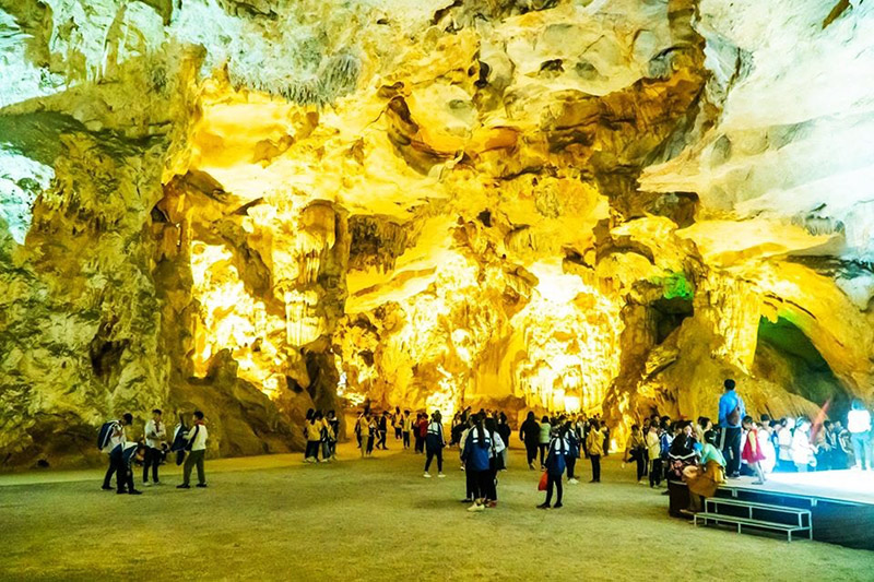 Việc san nền hang động nhằm tạo thuận lợi cho du khách, tuy nhiên chưa thực sự phù hợp cảnh quan tự nhiên