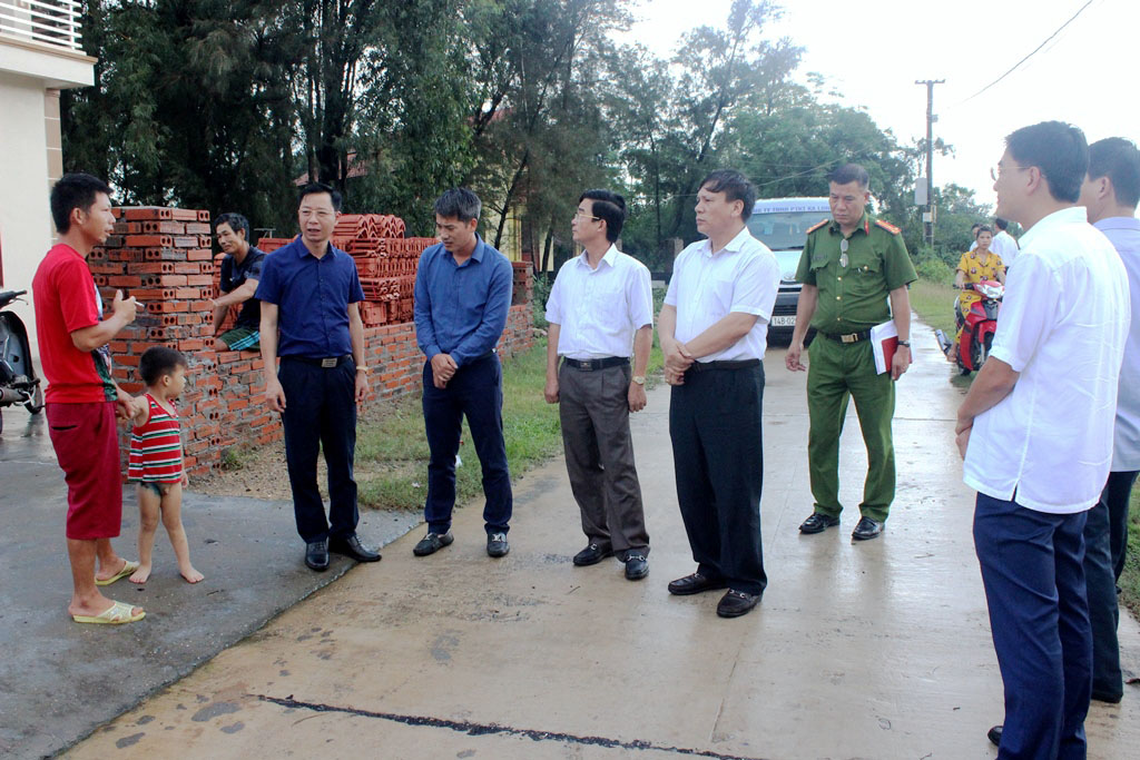 Lãnh đạo Tp Móng Cái trực tiếp xuống hiện trường để giải quyết kiến nghị của cử tri xã đảo Vĩnh Trung về cấp đất ở cho người dân. Ảnh: Thái Cảnh.