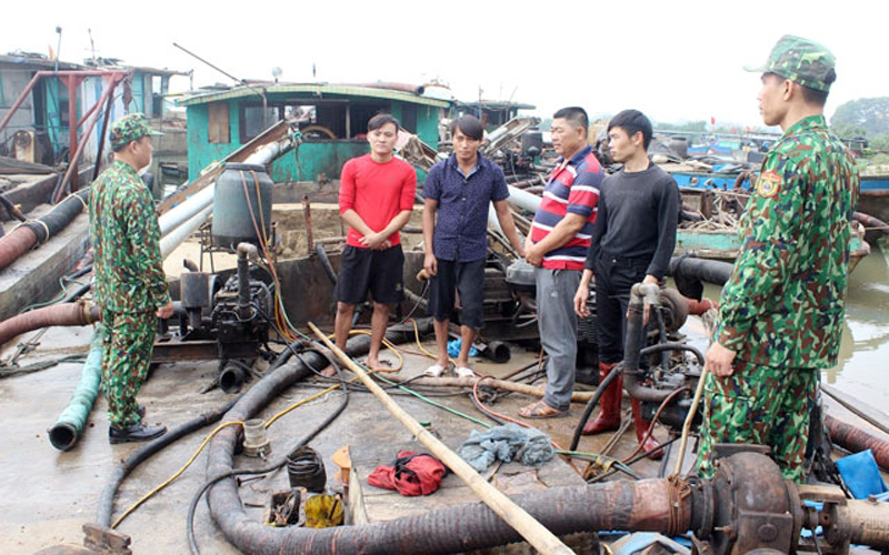 Đồn Biên phòng Bắc Sơn bắt giữ 4 tàu khai thác cát trái phép tại khu vực vùng biển thuộc thôn 1, xã Hải Đông, Móng Cái.