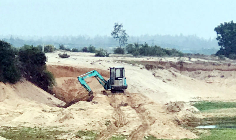 Theo phản ánh của người dân, hiện nay tình trạng khai thác cát trái phép tại xã Vĩnh Trung vẫn ngang nhiên diễn ra.