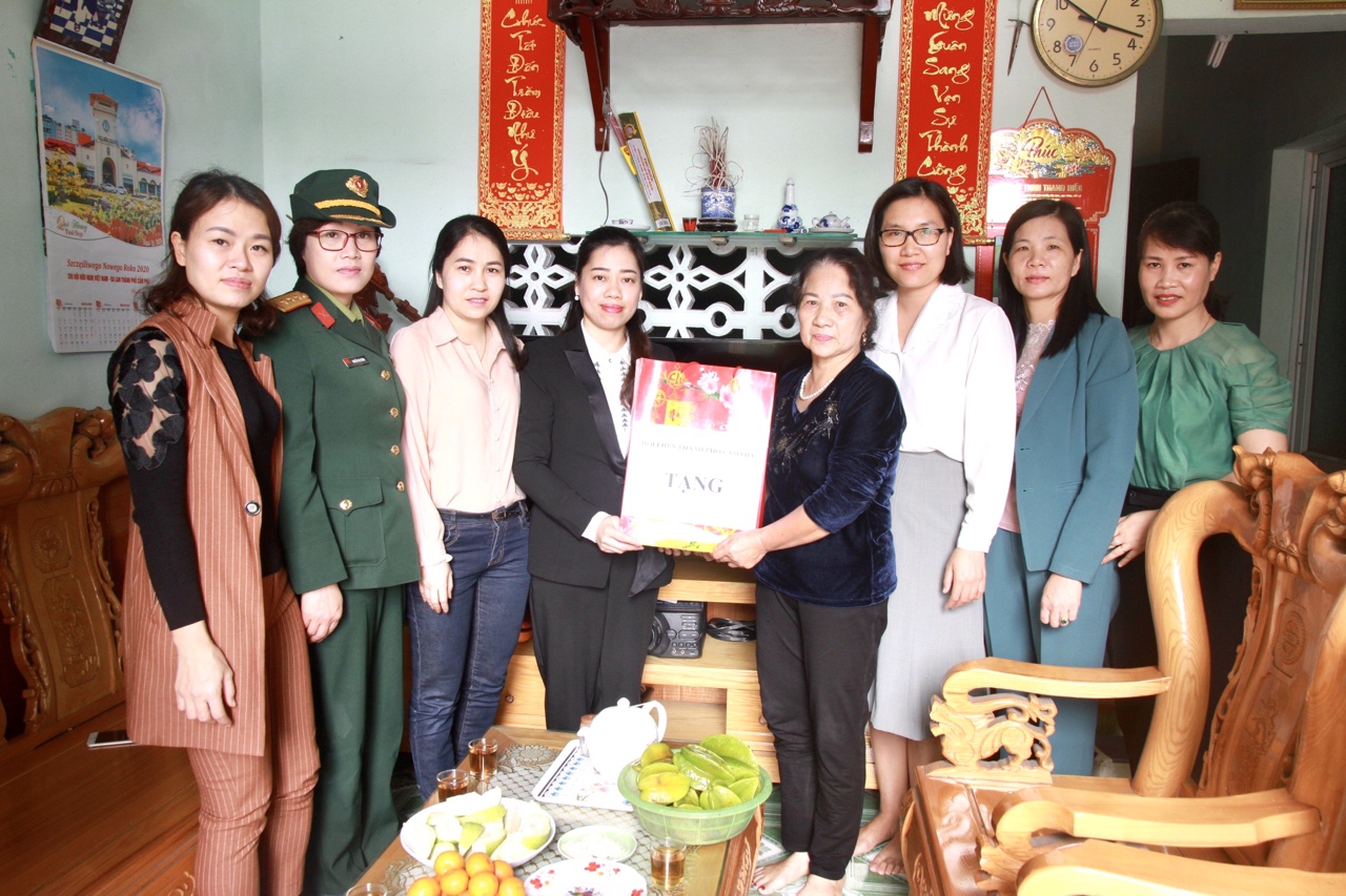 Hội LHPN TP Cẩm Phả thăm, tặng quà cán bộ hội phường Cẩm Sơn nhân dịp Tết Canh Tý 2020.
