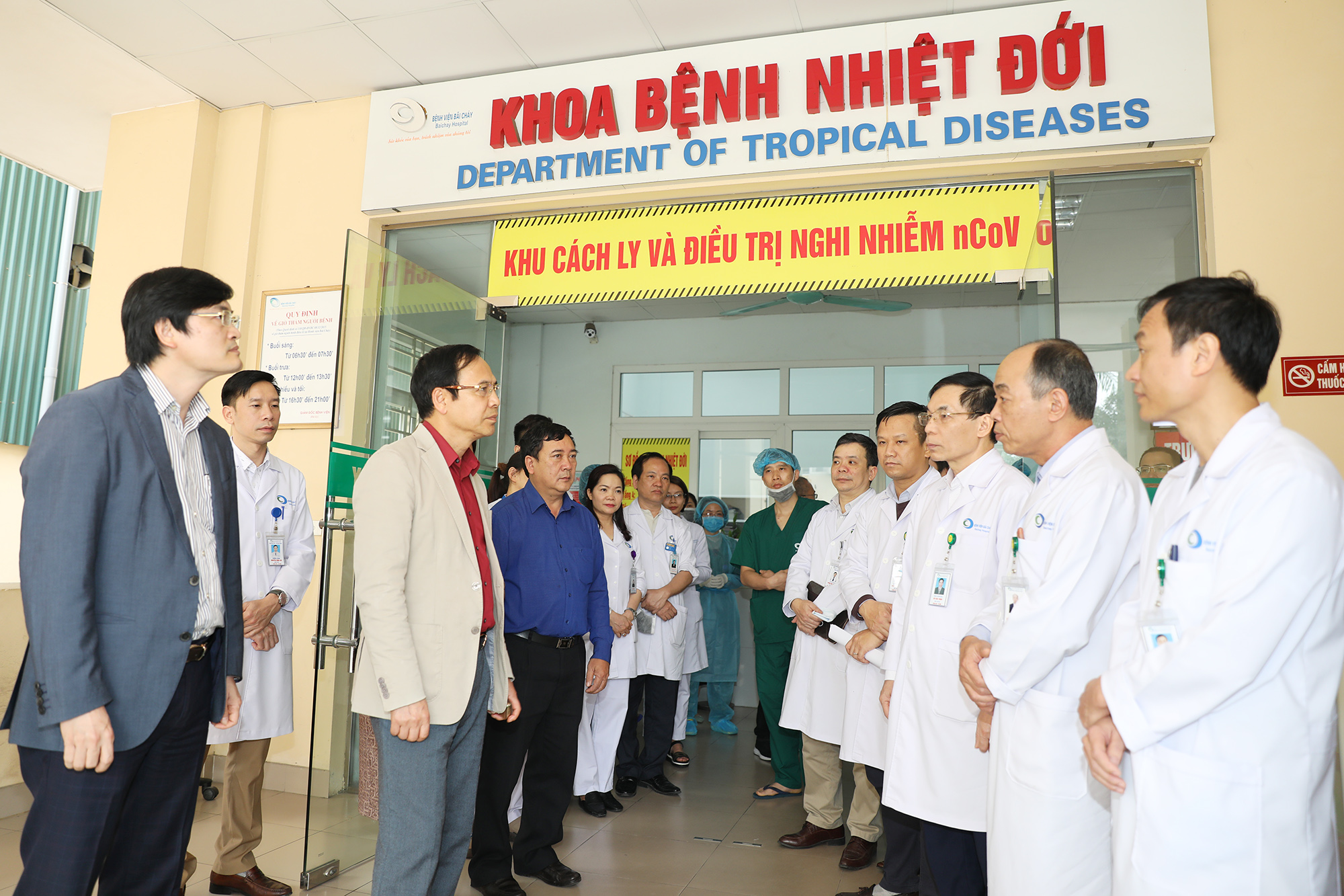 Phó Chủ tịch Thường trực UBND tỉnh Đặng Huy Hậu kiểm tra công tác phòng dịch tại Bệnh viện Bãi Cháy.