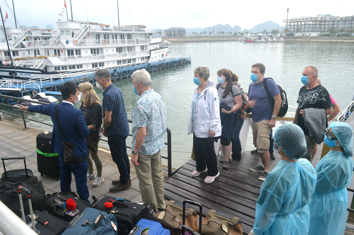 Quảng Ninh tổ chức đón 14 trường hợp từ một tàu nghỉ đêm trên vịnh Hạ Long, trong đó có 4 trường hợp đi chung chuyến bay với bệnh nhân thứ 17 tại Việt Nam.