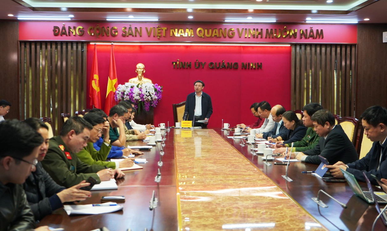 Đồng chí Nguyễn Xuân Ký, Bí thư Tỉnh ủy, Chủ tịch HĐND tỉnh chỉ đạo tại cuộc họp.