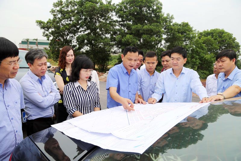 Đồng chí Trịnh Thị Minh Thanh cùng đoàn công tác kiểm tra việc chuẩn bị đầu tư đối với Dự án hoàn thiện hạ tầng khu dân cư km3 phường Hải Yên do Công ty Cổ phần Thành Đạt làm chủ đầu tư.