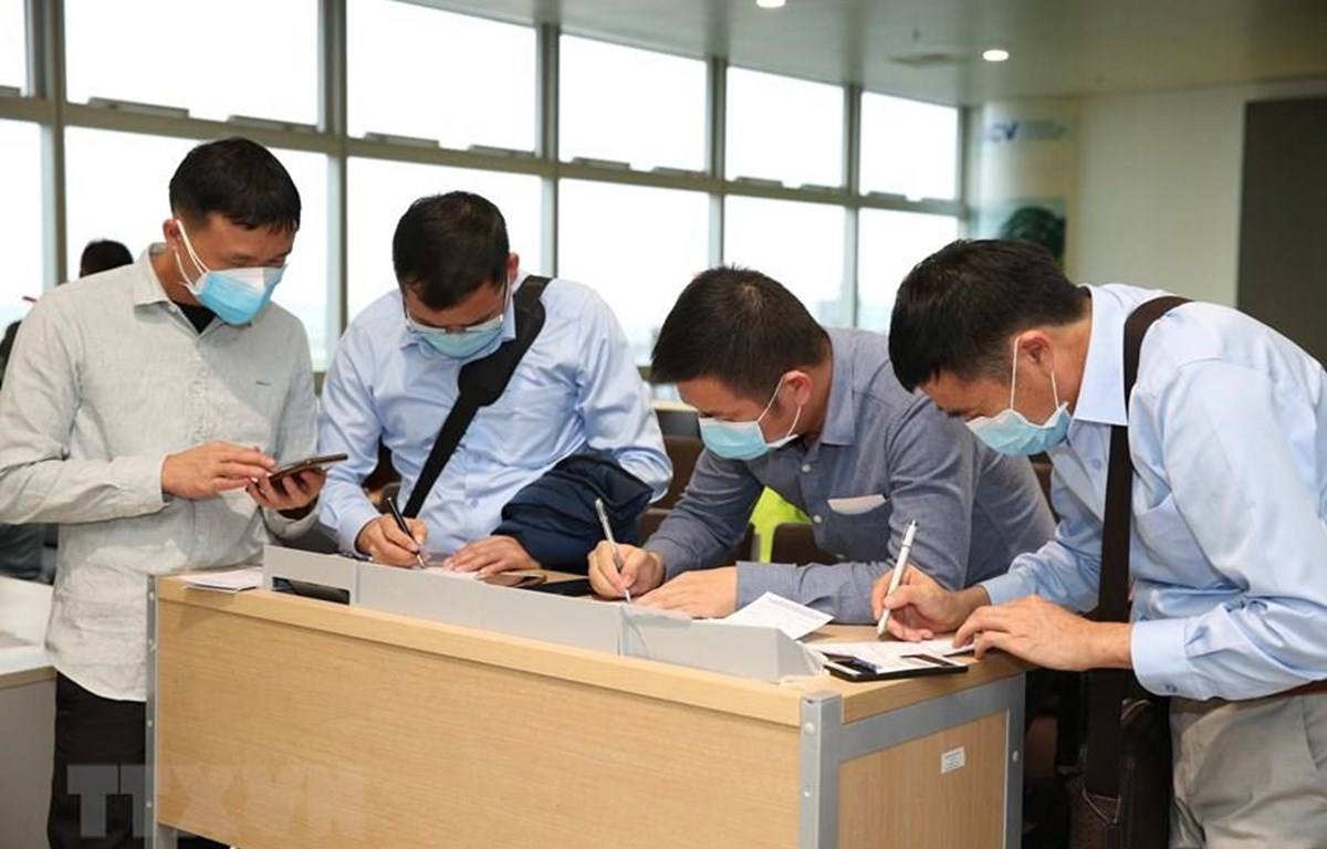  Hành khách nhập cảnh làm thủ tục khai báo y tế tại cửa khẩu Sân bay quốc tế Nội Bài (Hà Nội), chiều 7/3. (Ảnh: Dương Giang/TTXVN)