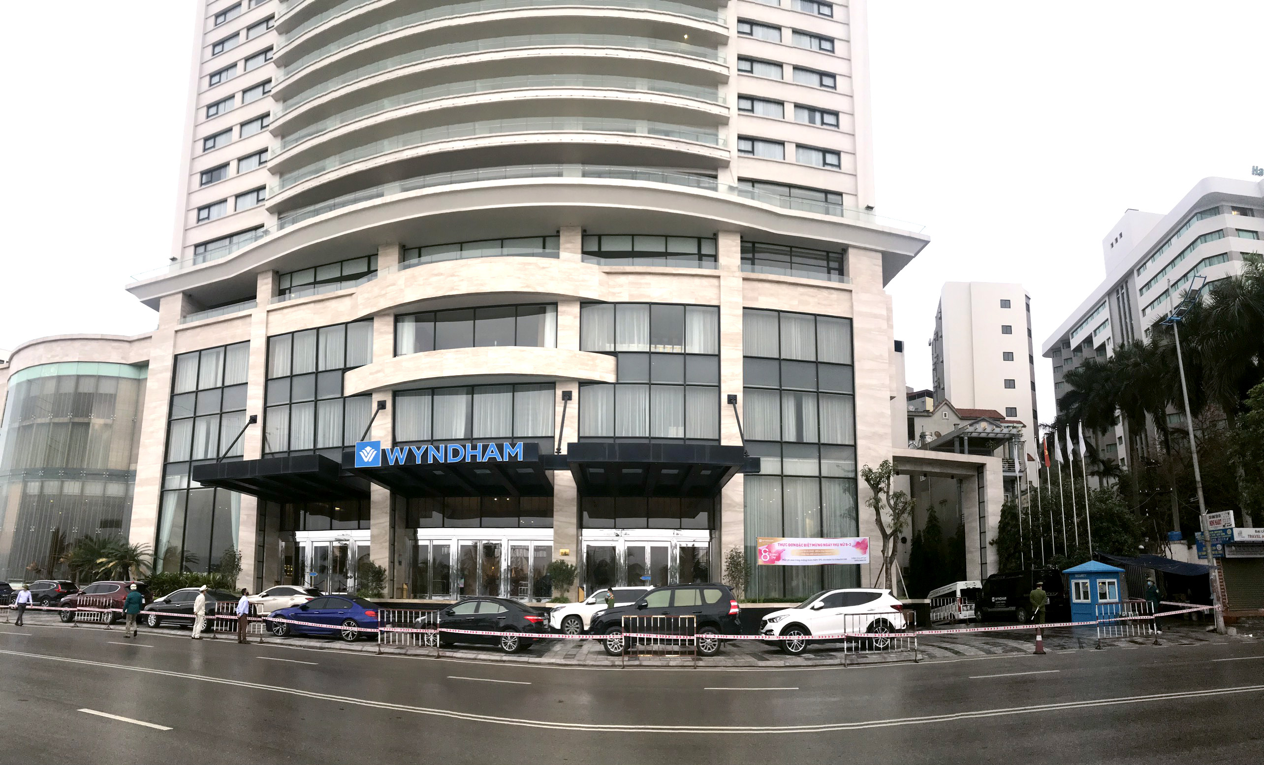 Xung quanh khách sạn Wyndham đều được lực lượng chức năng phong tỏa. 