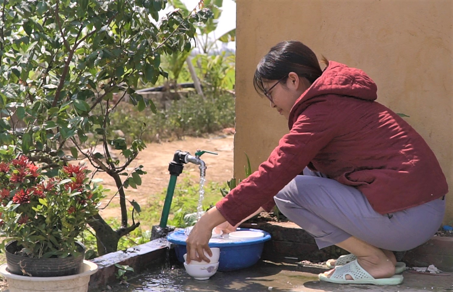 Gia đình Nguyễn Thị Kim Ngân, thôn Vị Khê, xã Liên Vị đã được sử dụng nguồn nước đảm bảo với giá thành hợp lý. 