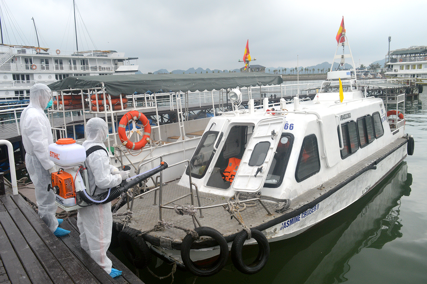 Tàu du lịch trên Vịnh Hạ Long được khử trùng.
