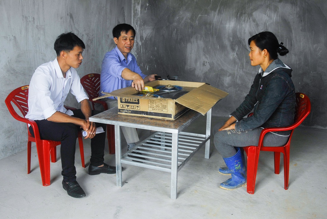 Cán bộ Ủy ban MTTQ huyện Hải Hà và xã Quảng Đức nắm tình hình hộ nghèo tại thôn Tình Á.