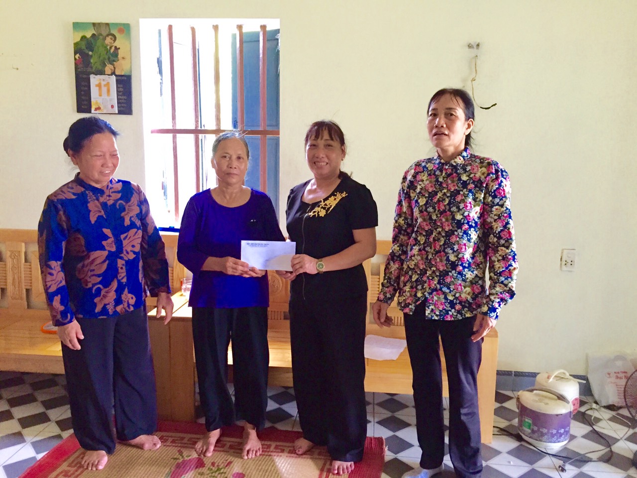Chi hội PN khu 2, phường Hà Trung tặng quà, hỗ trợ mua thẻ BHYT cho hội viên có hoàn cảnh khó khăn