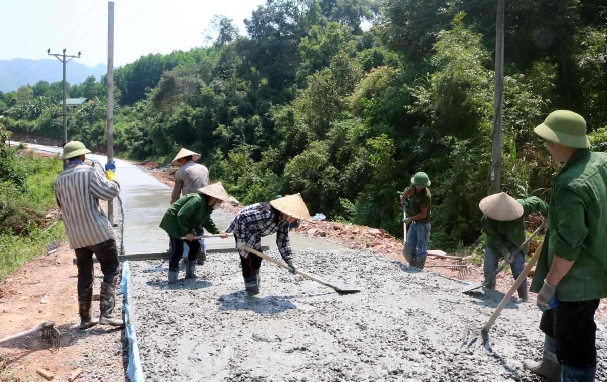 Nông dân xã Kỳ Thượng tham gia làm đường liên thôn.