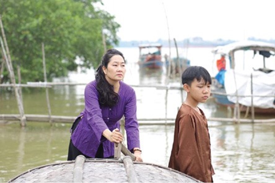 Hình ảnh người phụ nữ trong MV “Chấp chới sông Lam”. Ảnh: T.L