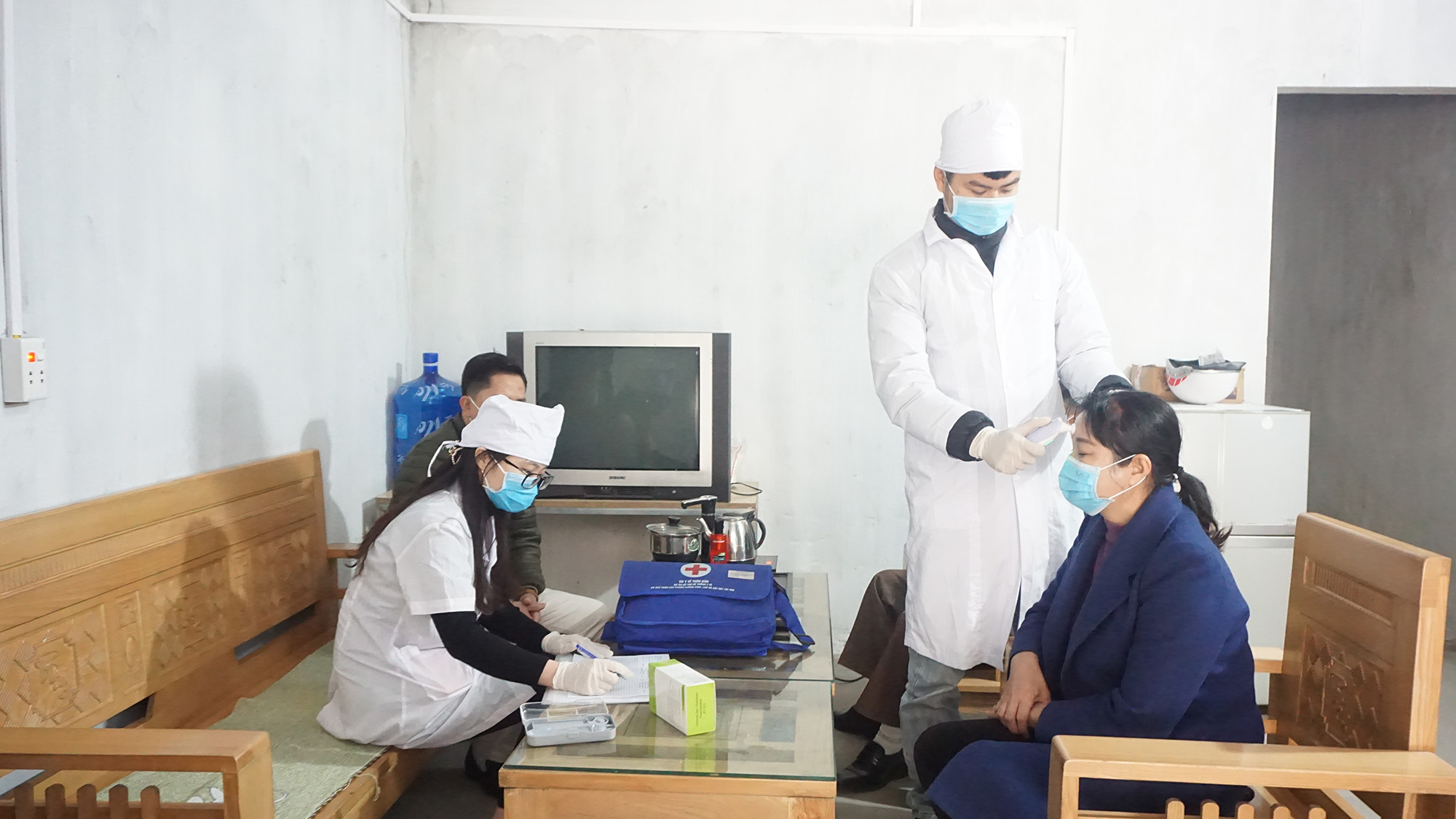 Cán bộ y tế phường Hải Hòa, TP Móng Cái, theo dõi sức khỏe của người dân.