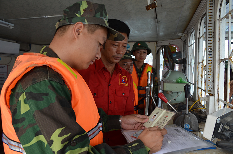 Cán bộ Đội Kiểm soát hành chính (Đồn Biên phòng Cửa khẩu Cảng Cẩm Phả) kiểm tra một phương tiện chở dầu trên biển.