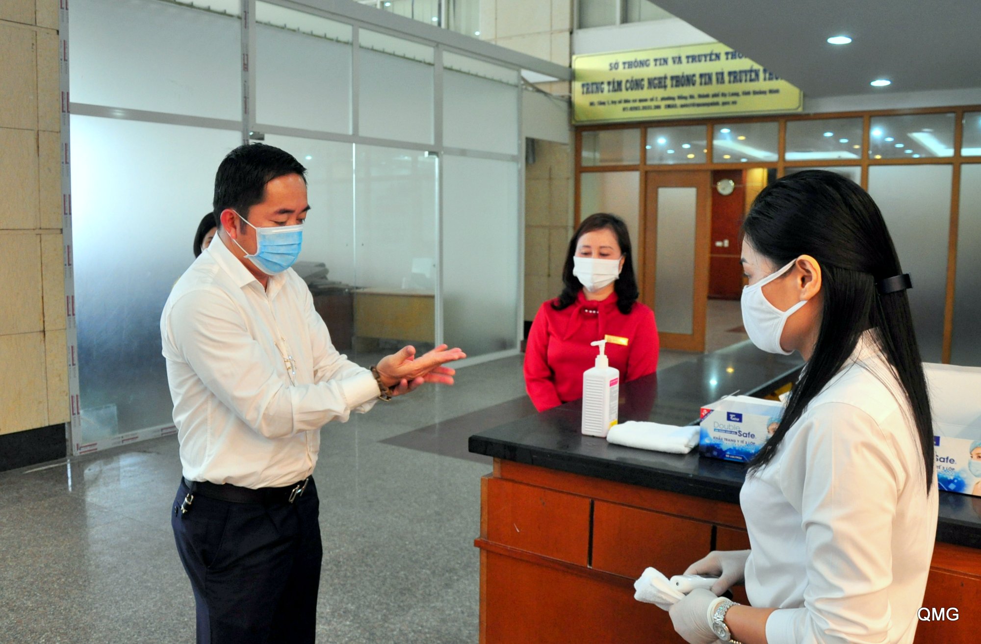 Cán bộ, công chức thực hiện nghiêm túc việc rửa tay bằng dung dịch sát khuẩn trước khi vào trụ sở làm việc.