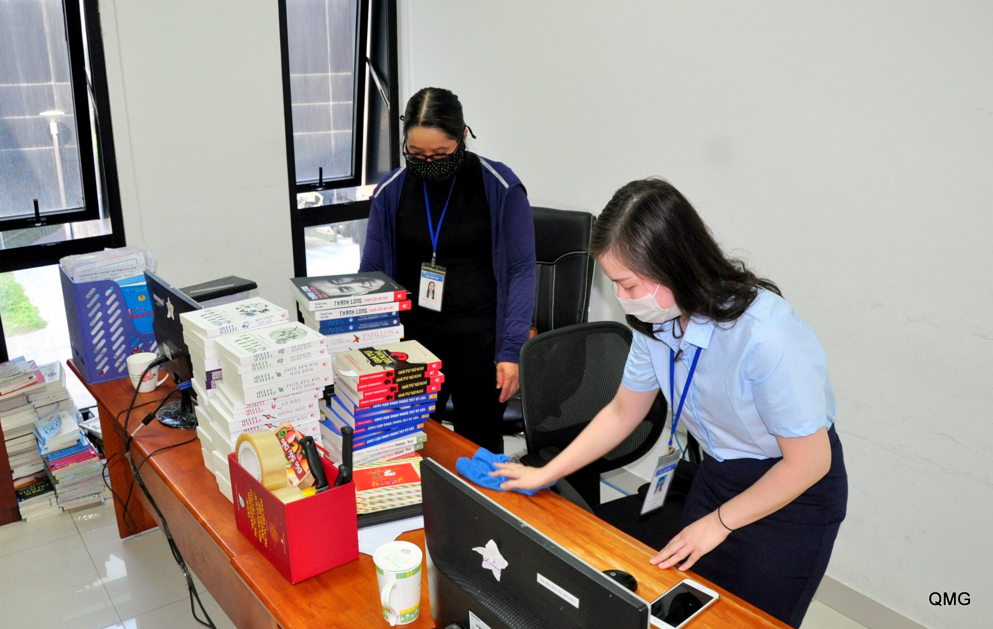 Công chức, viên chức, người lao động tại thư viện tỉnh thực hiện khử trùng, lau dọn, giữ vệ sinh khu vực làm việc.