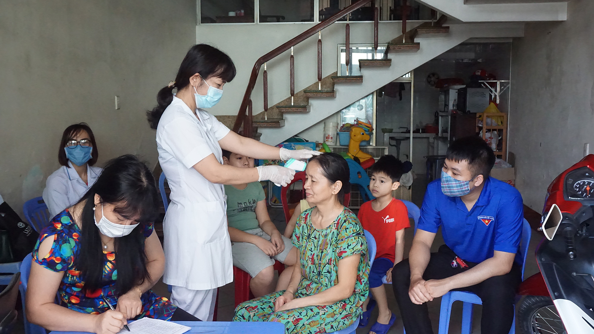Cán bộ phường và cán bộ y tế phường Hồng Hải tới khám sức khỏe tại hà cho người dân.