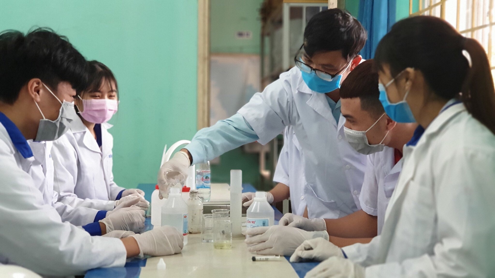 Giáo viên môn hóa học Trường THPT Trần Nhân Tông (TX Đông Triều) hướng dẫn học sinh tự pha chế nước rửa tay để sử dụng trong nhà trường.