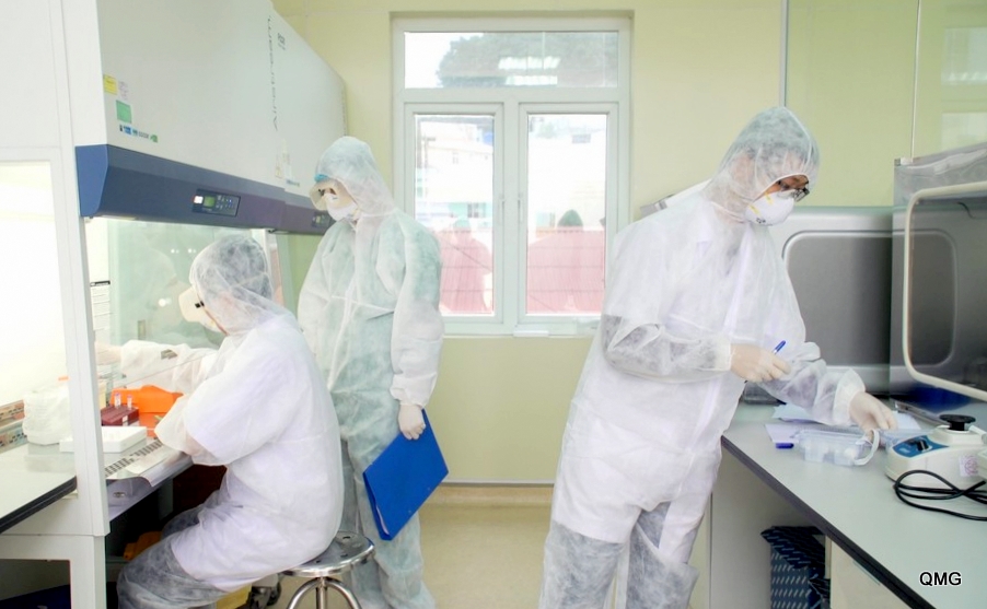 CDC Quảng Ninh thực hiện xét nghiệm sàng lọc Covid-19 bằng kỹ thuật Realtime-PCR.