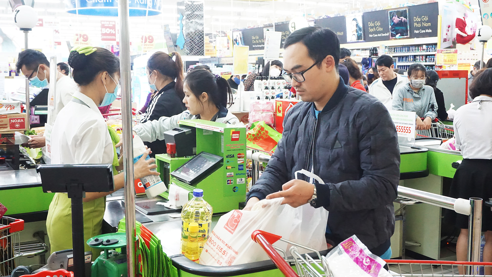 Người dân tới mua hàng tại Big C Hạ Long.