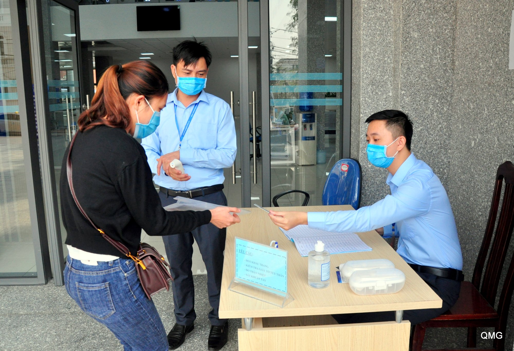 Quang Ninh Public Service Administration Center took notes visitors’ information for closer heath supervision. 