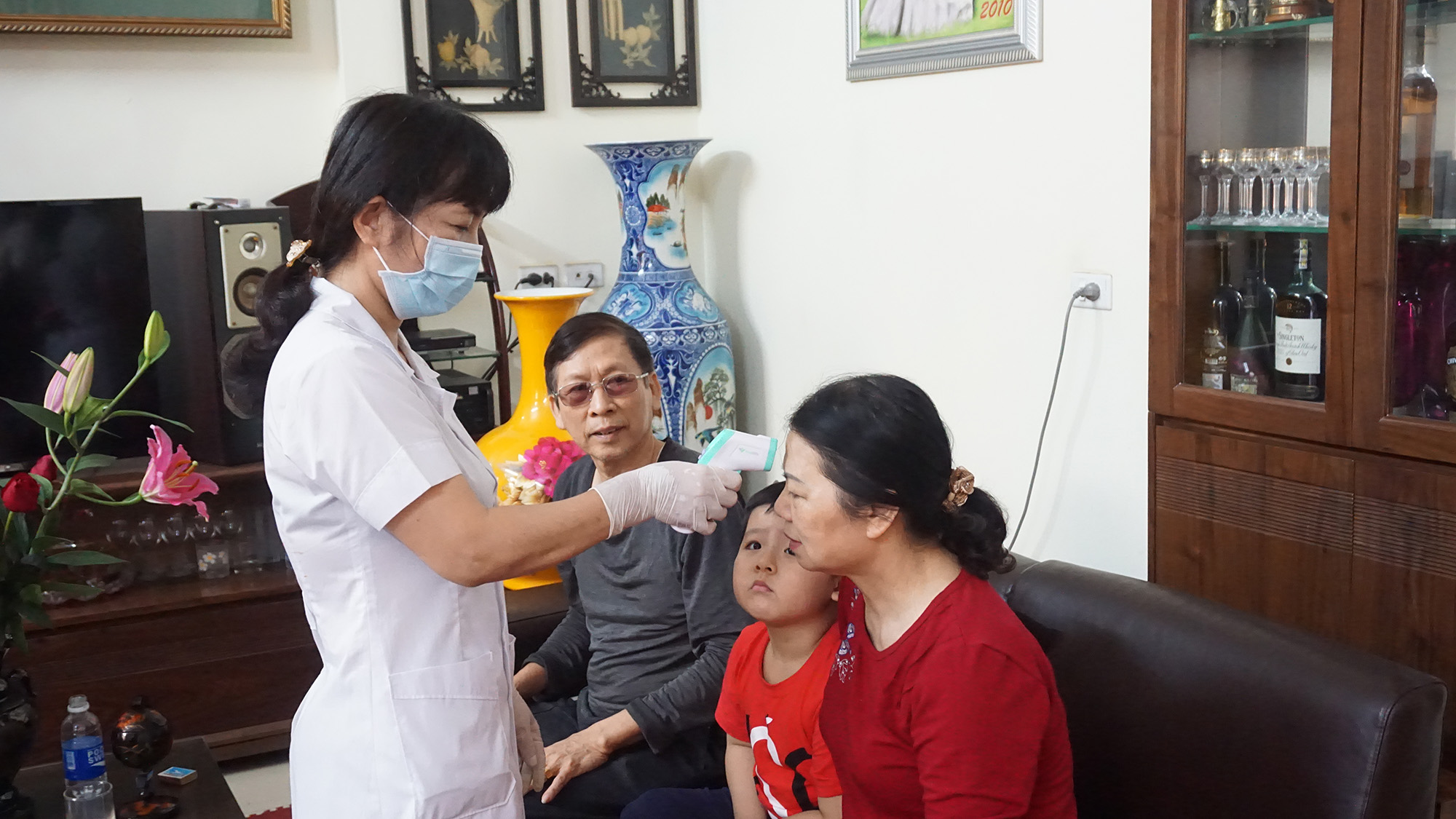 Medical check-ups for 100% Ha Long’s citizens were conducted at their houses