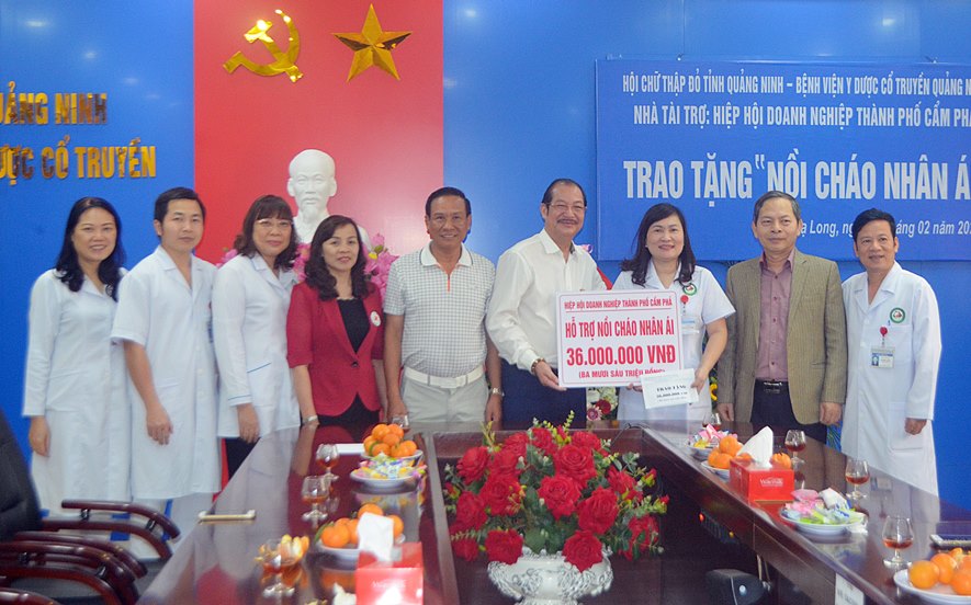  Hiệp hội Doanh nghiệp TP Cẩm Phả trao hỗ trợ 36 triệu đồng cho lãnh đạo Bệnh viện Y -Dược Cổ truyền Quảng Ninh duy trì mô hình 