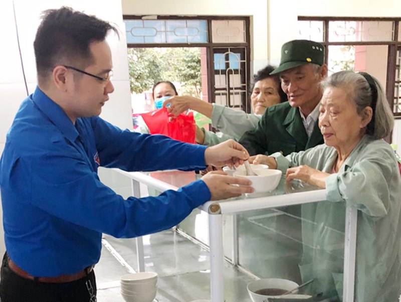 Đoàn viên thanh niên Bệnh viện Y-Dược Cổ truyền Quảng Ninh nấu, cấp phát cháo miễn phí cho bệnh nhân nghèo đang điều trị tại bệnh viện.