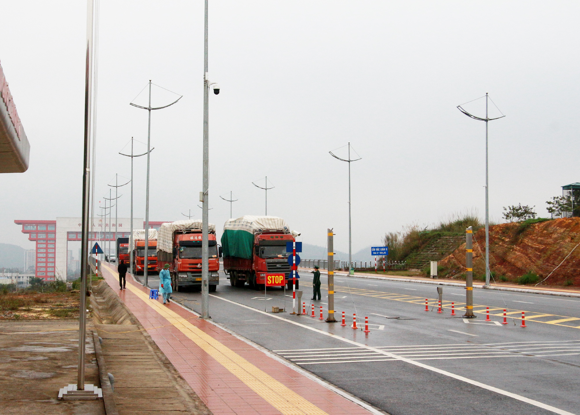 Các xe hàng nguyên liệu phục vụ sản xuất, kinh doanh của KCN Texhong Hải Hà nhập khẩu qua Cầu Bắc Luân II, tháng 2/2020.