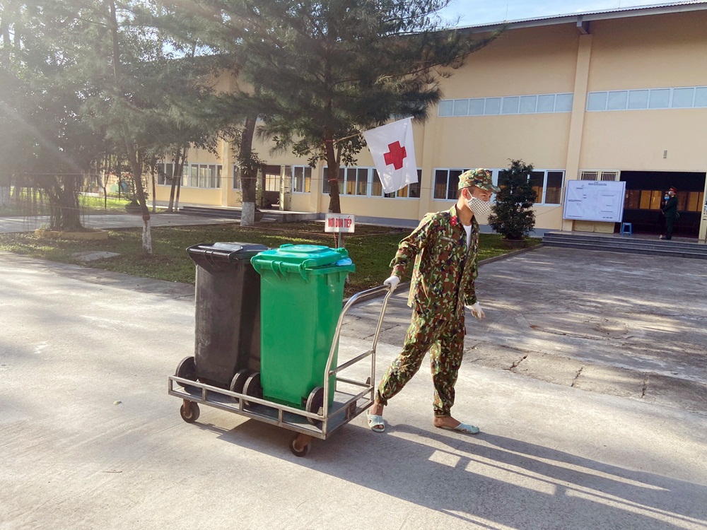 Trường Quân sự tỉnh phân công lực lượng thường xuyên thu gom, vận chuyển rác thải tại khu vực cách ly nhằm đảm bảo vệ sinh môi trướng phòng chống dịch Covid-19.