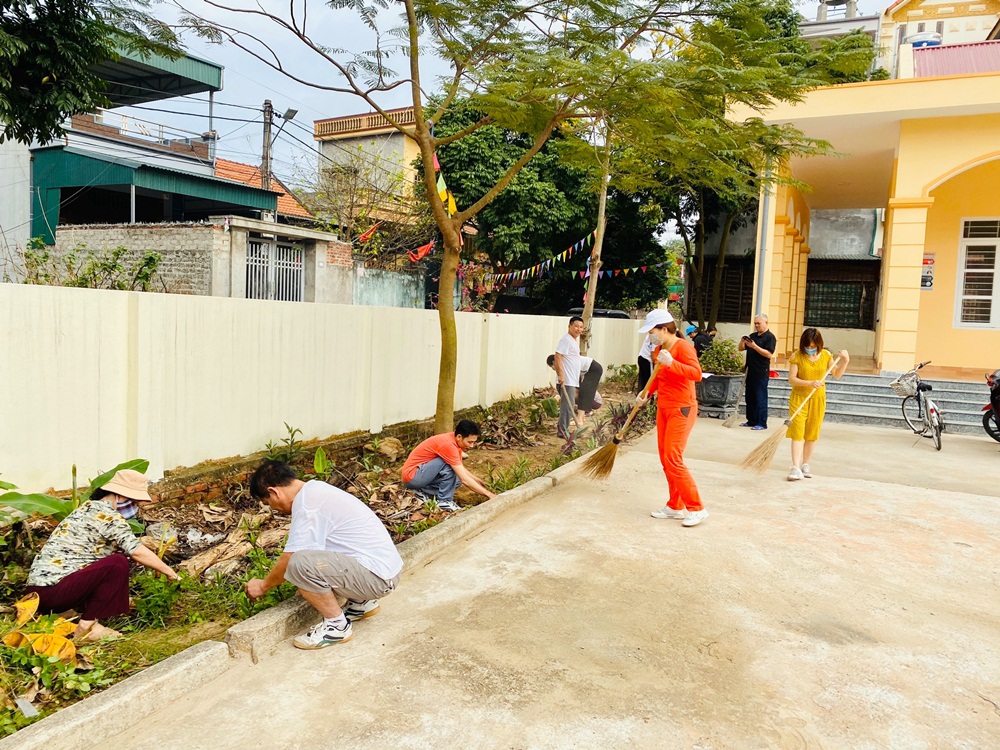 Hội LHPN phường Thanh Sơn, TP Uông Bí tăng cường dọn dẹp vệ sinh, phun khử khuẩn tại các khu vực tập trung đông người trên địa bàn. 