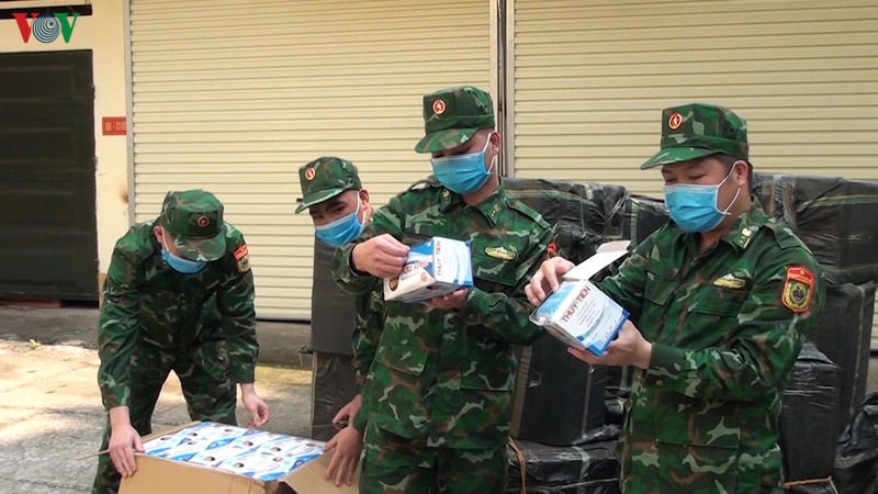  Lực lượng Bộ đội Biên phòng tỉnh Lạng Sơn kiểm tra hàng hóa thu giữ tại biên giới.