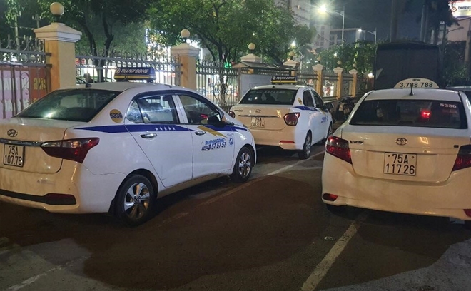 Nhiều phương tiện taxi vi phạm được CSGT Công an TP Huế tạm giữ để xử lý.
