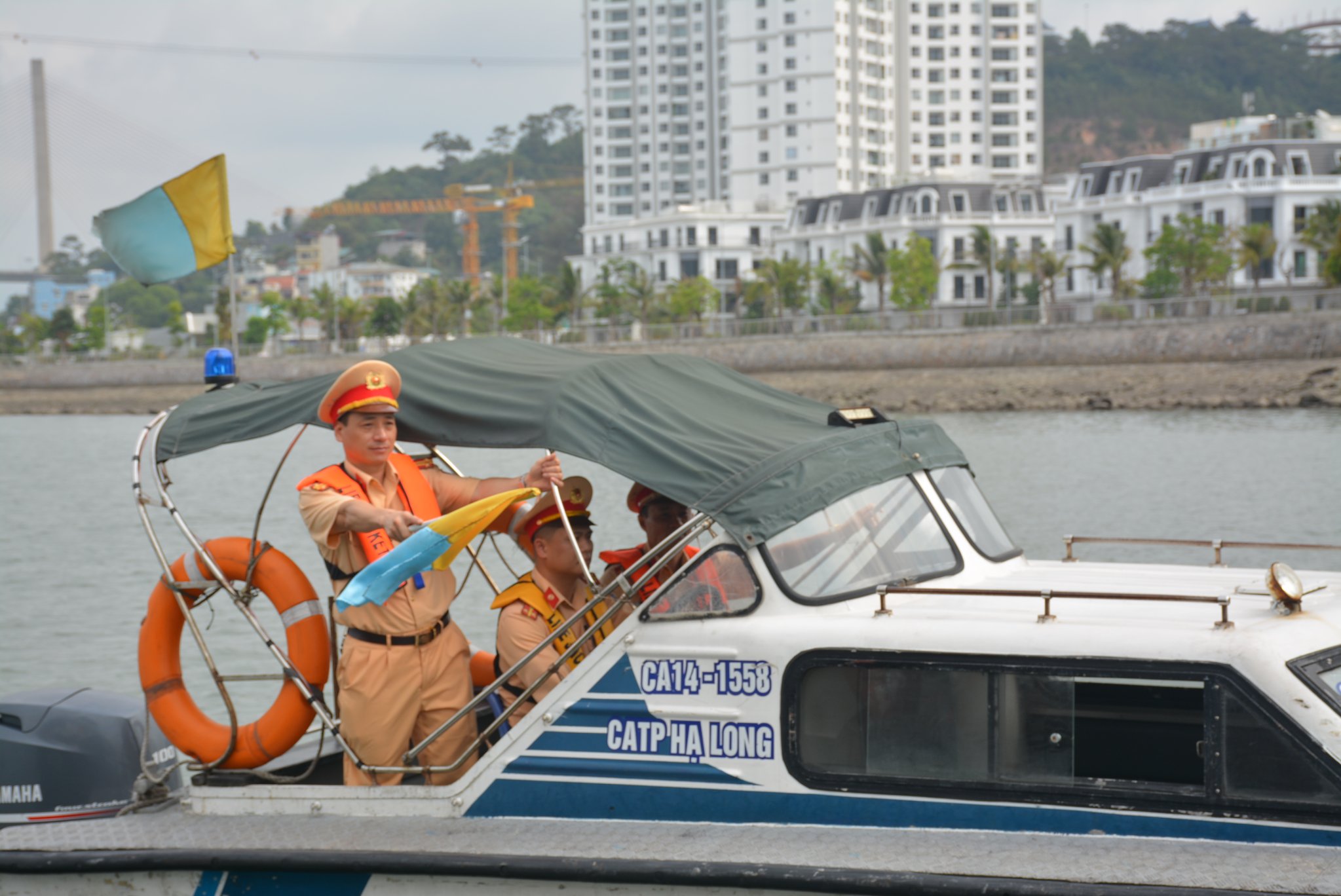  sát giao thông thủy Công an thành phố Hạ Long trong một buổi tuần tra trên biển 