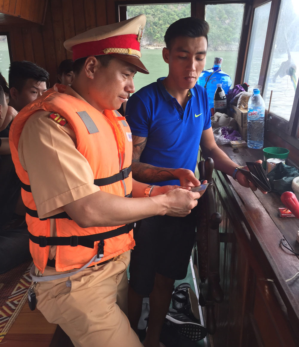 Lực lượng cảnh sát giao thông thủy kiểm tra phương tiện vận chuyển người trên vịnh Hạ Long.