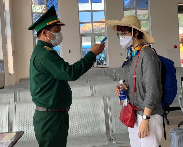 Ngoài việc không cấp phép cho người nước ngoài ra đảo, tỉnh Quảng Ngãi cũng tăng cường kiểm tra y tế hành khách ra vào đảo Lý Sơn
