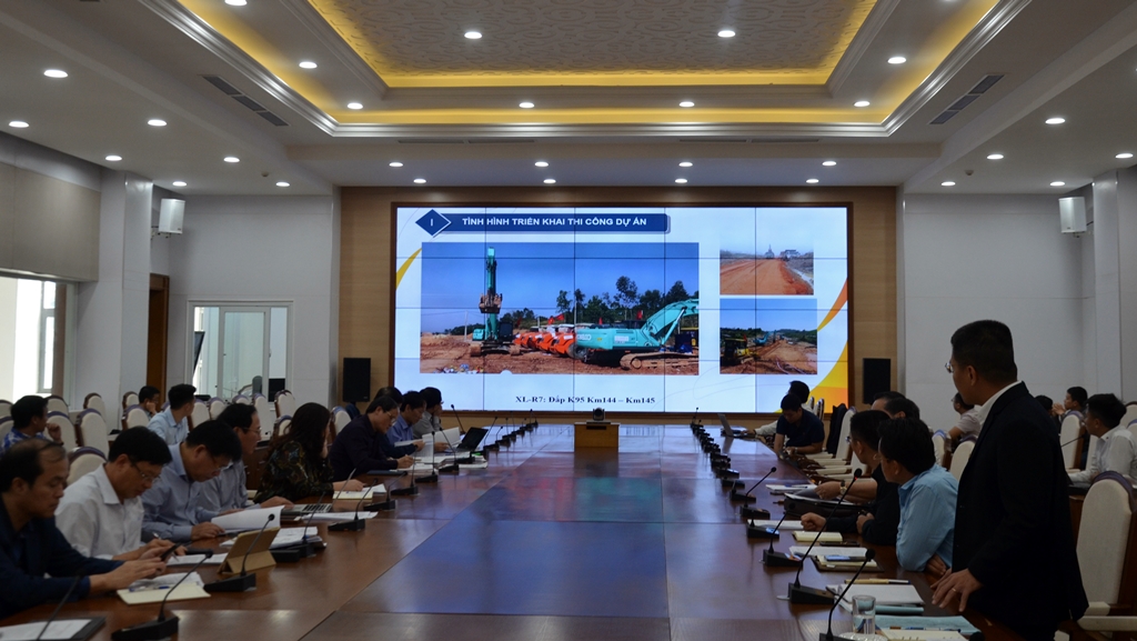 Đại diện Tập đoàn Sun Group báo cáo tình hình triển khai thực hiện Dự án đường cao tốc Vân Đồn - Móng Cái.
