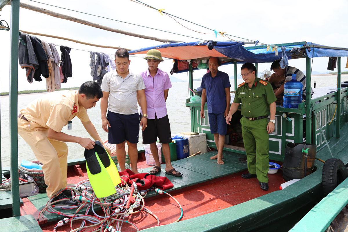 Lực lượng chức năng huyện Đầm Hà bắt giữ 2 tàu khai thác thủy sản trái phép bằng nghề lặn ngày 15/5/2019. Ảnh: Hữu Việt