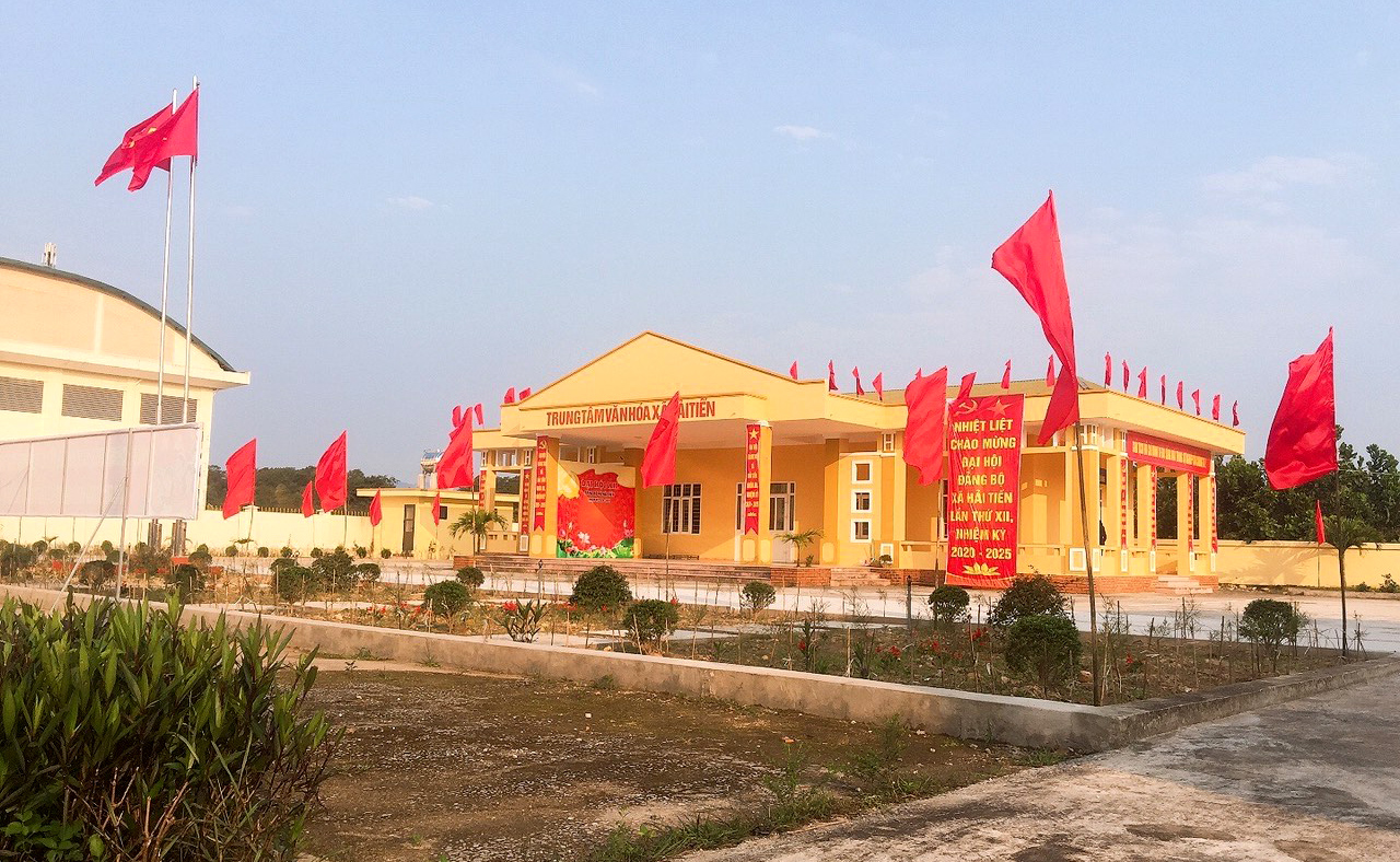 Trung tâm Văn hóa xã Hải Tiến là địa điểm tổ chức đại hội Đảng bộ xã Hải Tiến, được trang hoành rực rỡ cờ hoa.