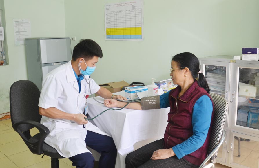 Bác sĩ Chạc Văn Tuấn, Trạm trưởng Trạm Y tế thị trấn Ba Chẽ (huyện Ba Chẽ), khám sức khỏe cho người dân trên địa bàn.