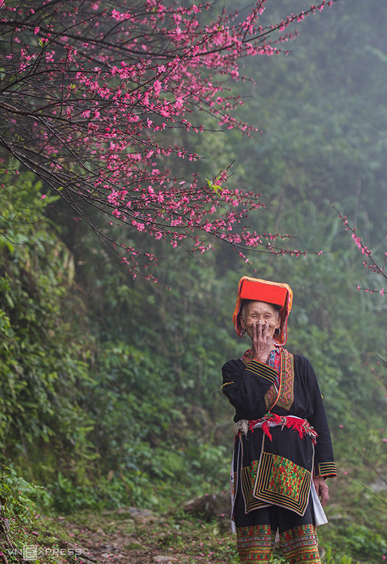 Mùa xuân Mẫu Sơn cùng nụ cười của người phụ nữ dân tộc Dao Lù Gang. Vùng đất này có trên 95% người Dao định cư. Họ có trang phục rực rỡ sắc màu, sống chủ yếu bằng nghề trồng trọt và chăn nuôi gia súc.