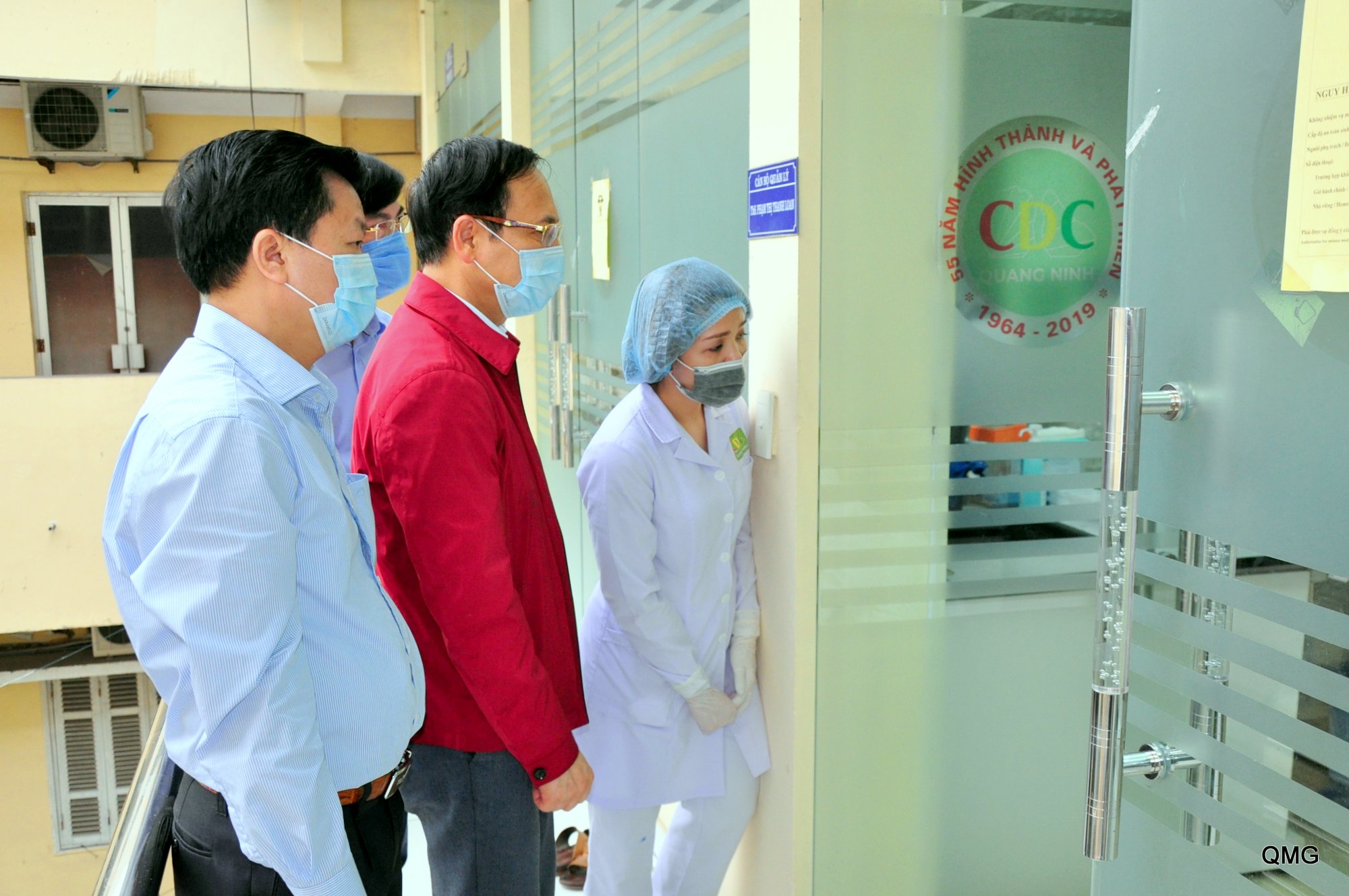 Phó Chủ tịch Thường trực UBND tỉnh Đặng Huy Hậu kiểm tra quy trình xét nghiệm sàng lọc Covid-19 tại CDC Quảng Ninh.