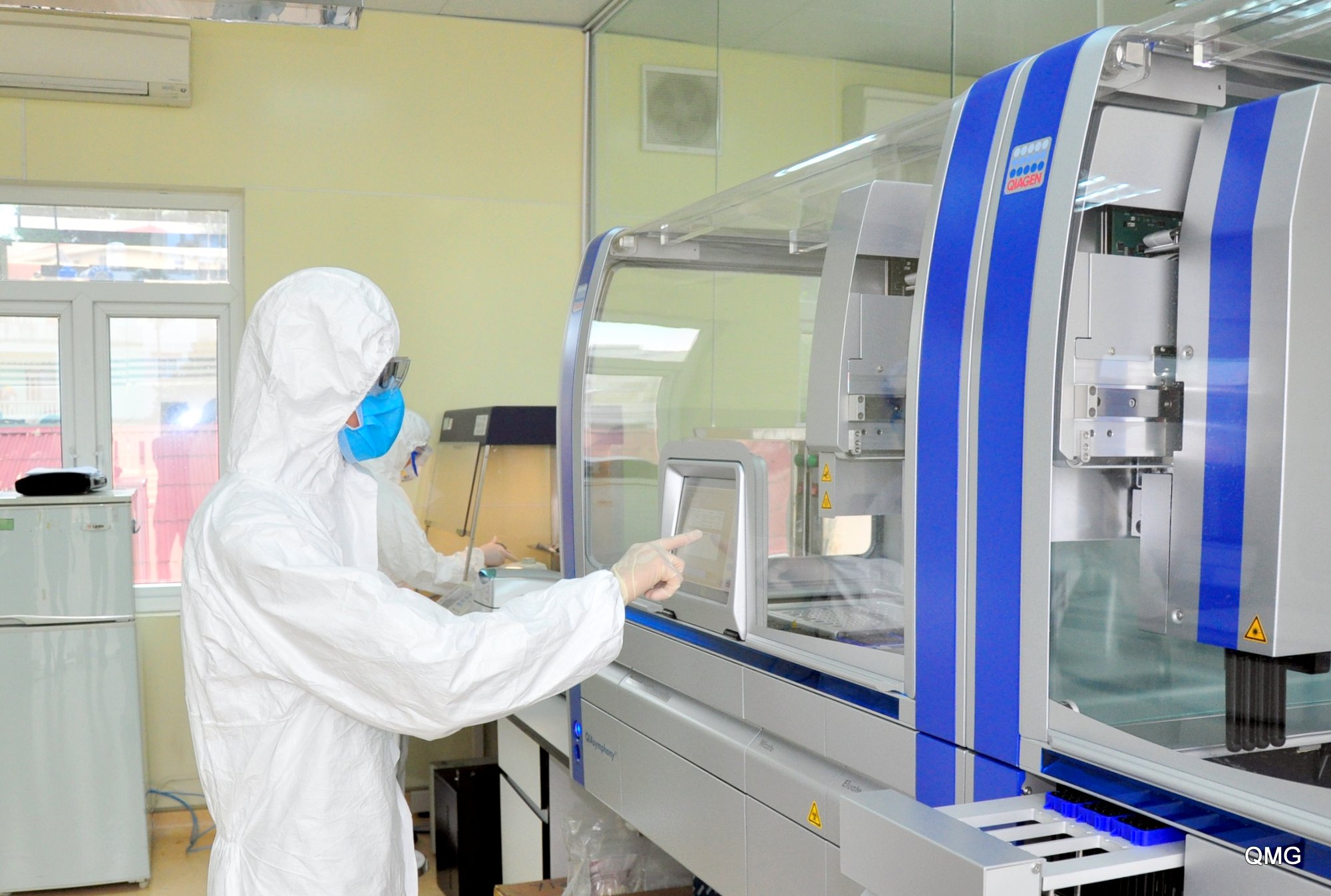 Cán bộ, y bác sĩ, kỹ thuật viên CDC Quảng Ninh thực hiện các quy trình xét nghiệm sàng lọc Covid-19 trên hệ thống Realtime-PCR